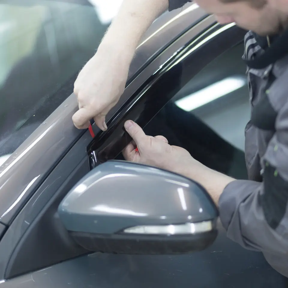 Technicien qui change une custode sur un véhicule a Lyon